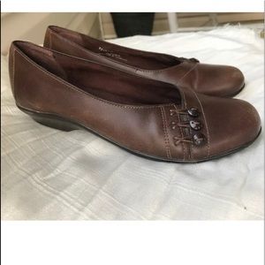 Clarks 3-Button Flats Womens Sz 8M Brown Leather